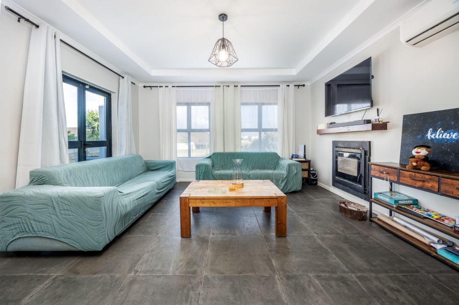 3 Bedroom Property for Sale in Jakarandas Western Cape